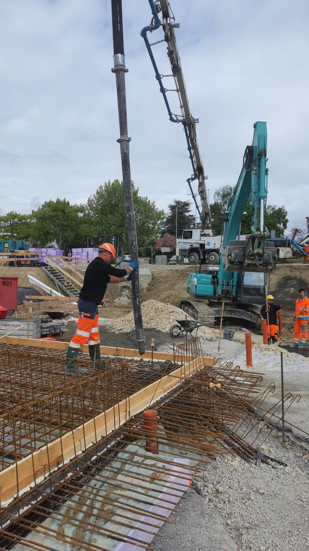 Bétonnage du socle de la grue (Photo G. Tirvaudey)