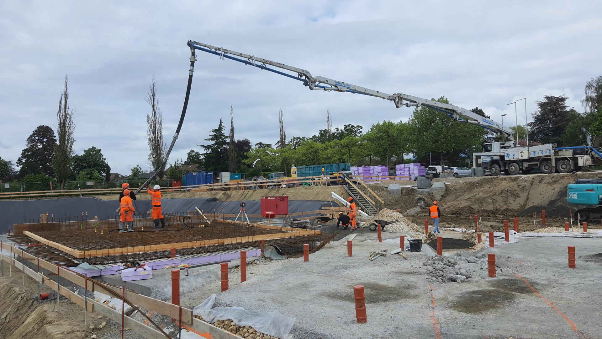Bétonnage du socle de la grue (Photo G. Tirvaudey)