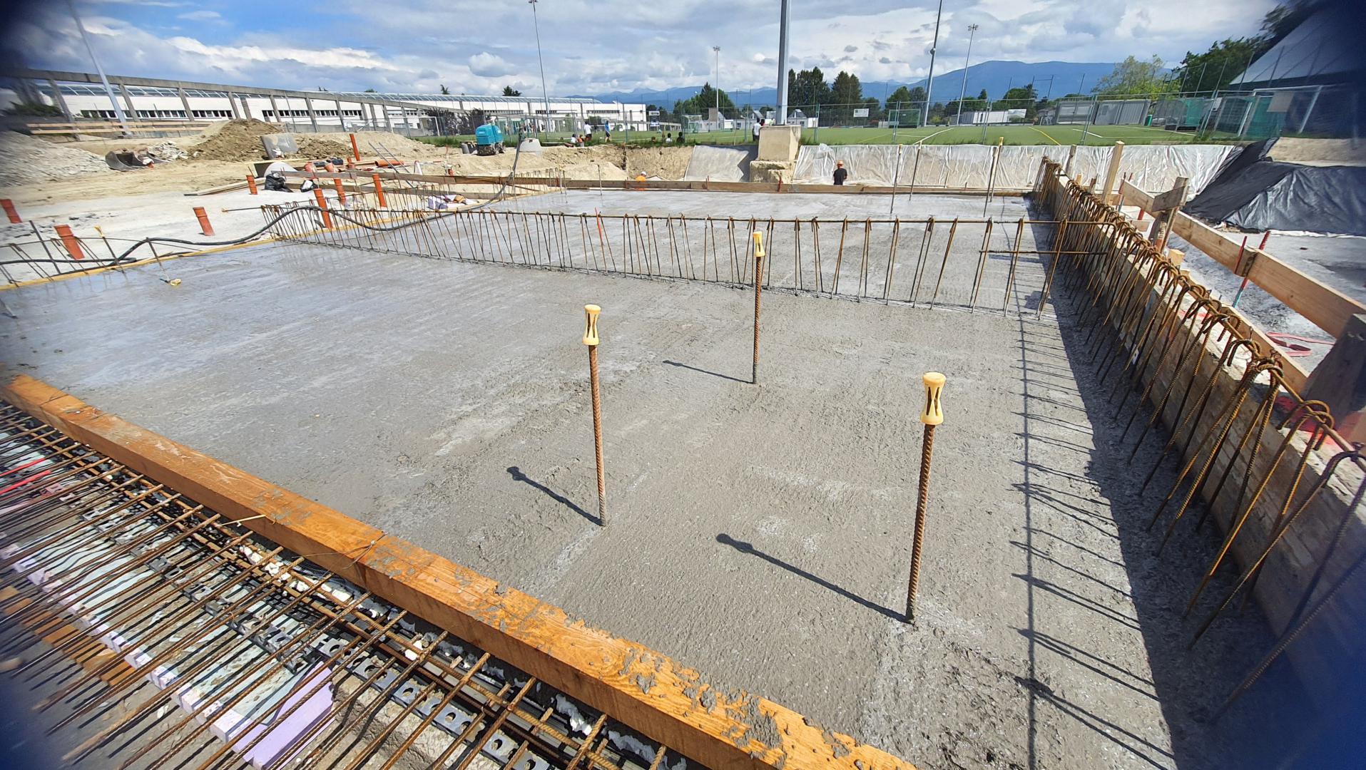 Socle de la grue intégralement bétonné (Photo G. Tirvaudey)