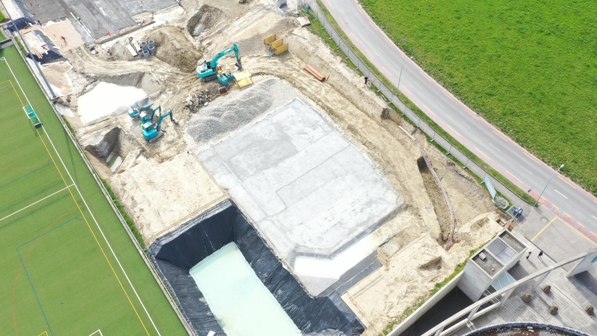 Vue aérienne Terrassement patinoire, réalisation des canalisation et béton maigre (Photo S. Grimm)