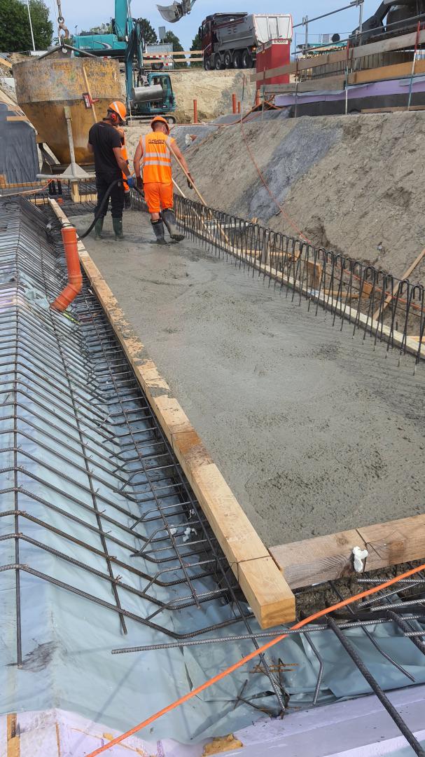 Bétonnage du radier d’un des bacs de rétention de traitement d’eau
