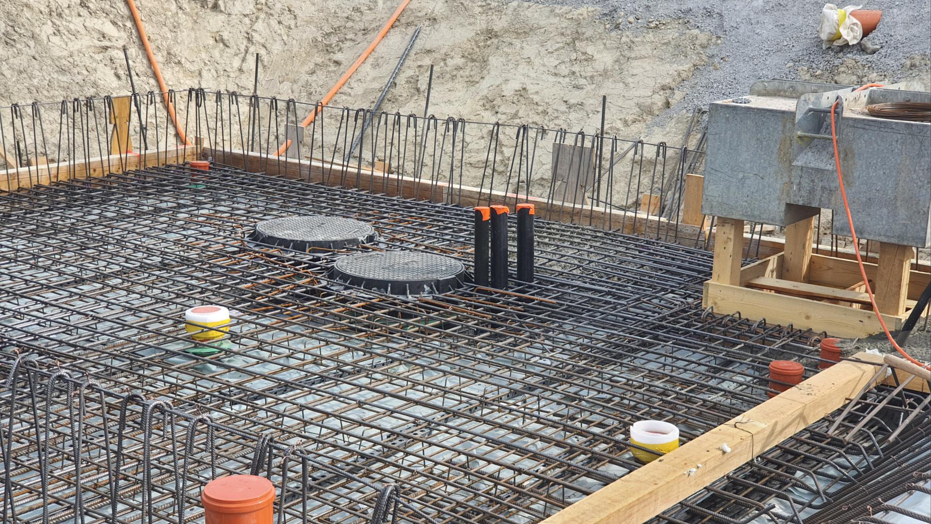 Bétonnage du radier d’un des bacs de rétention de traitement d’eau