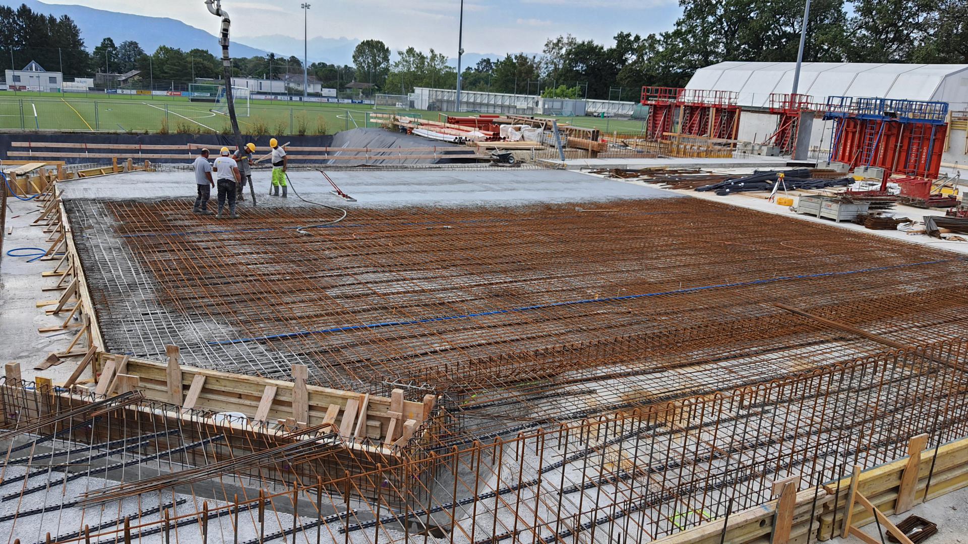 Patinoire, déploiement bras articulé du camion pompe (S. Grimm)