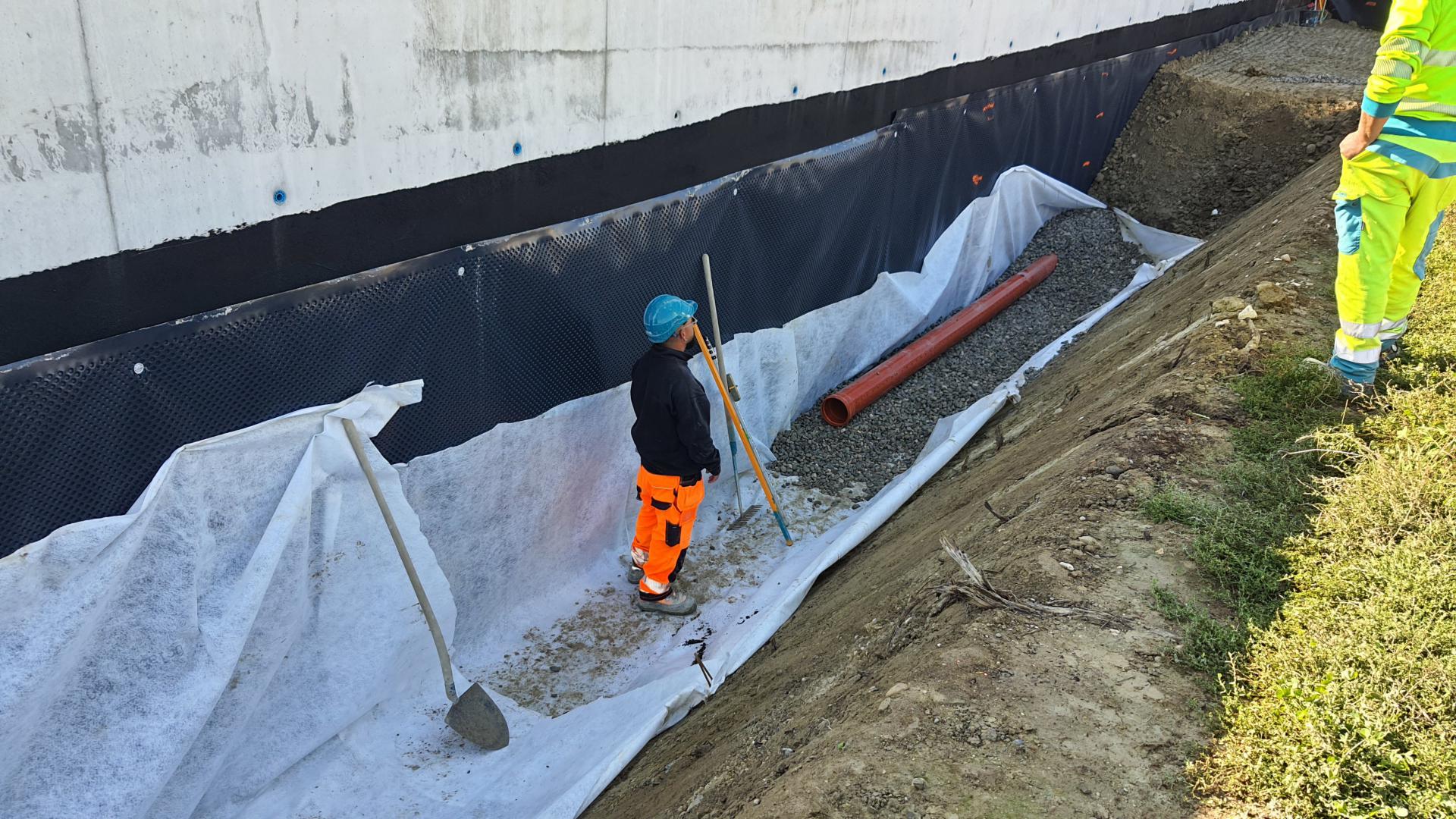 Patinoire, pose des drainages (G. Tirvaudey)