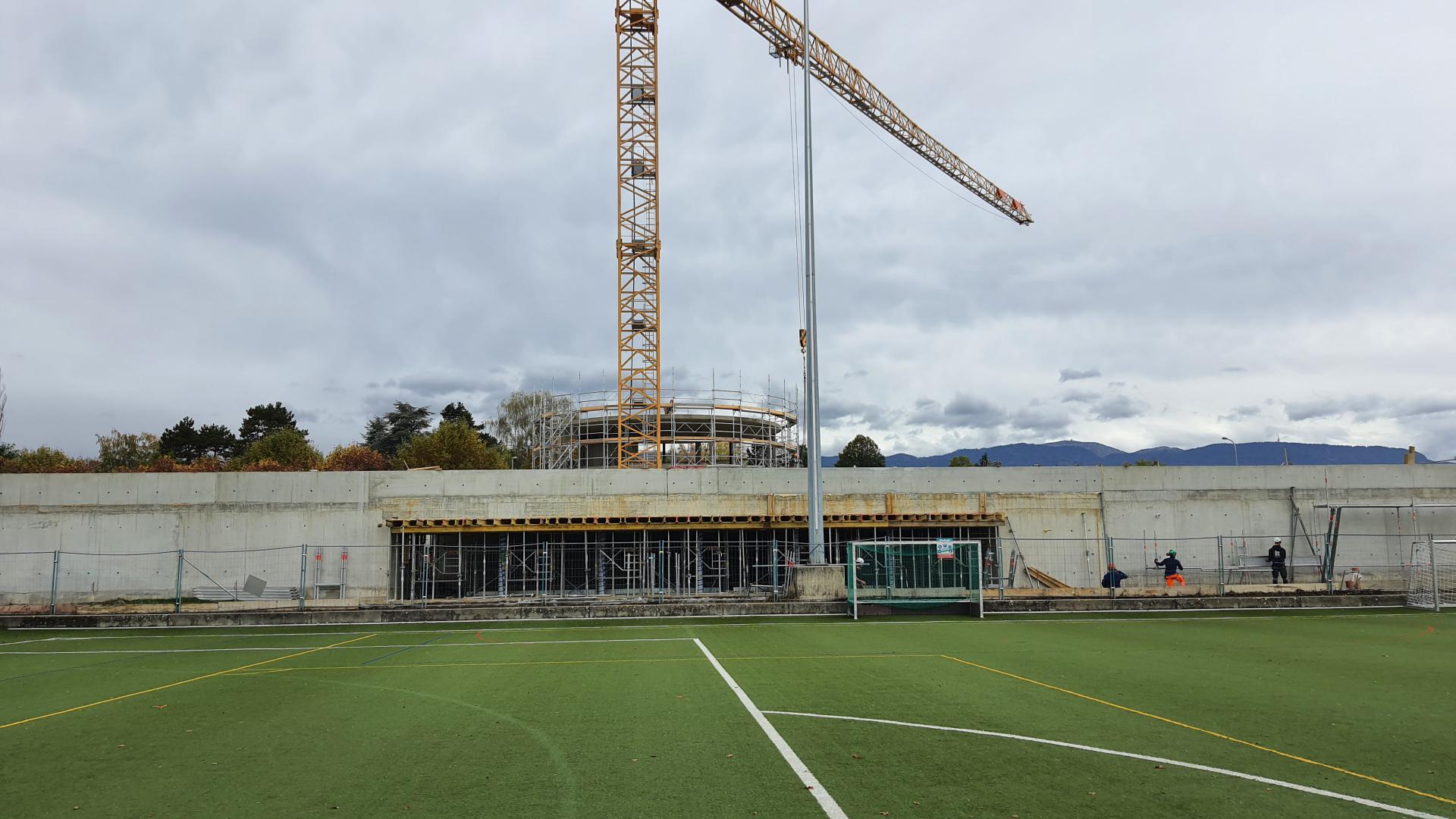 Vue Piscine-Patinoire depuis de terrain synthétique (c) G. Tirvaudey